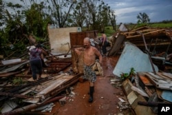 Personas recuperan pertenencias de su vivienda, destruida por el huracán Rafael, en Alquízar, Cuba, el 7 de noviembre de 2024. (Foto AP/Ramón Espinosa)