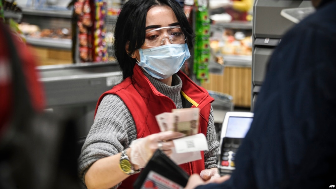 Cajera moscovita devuelve rublos a cliente