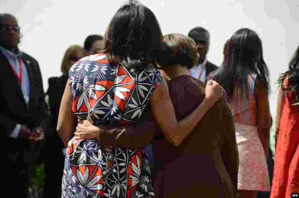 La primera dama estadounidense, Michelle Obama (i), abraza a la directora de Patrimonio de la Oficina del Historiador de la Ciudad, Lesbia Méndes Vargas (d), tras una ceremonia hoy, martes 22 de marzo de 2016, en la que donó y sembró dos árboles de magnol