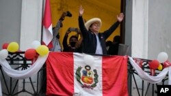 El candidato presidencial Pedro Castillo saluda a sus simpatizantes, en su sede de campaña, en Lima, Perú. (AP Foto/Martín Mejía)
