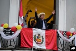 Pedro Castillo saluda a sus simpatizantes. Foto Archivo (AP Foto/Martín Mejía)