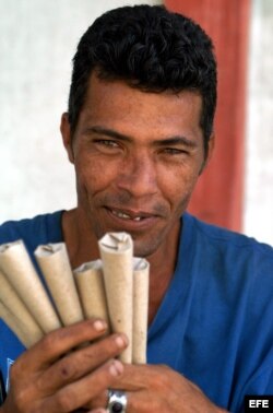 Vendedor de maní, típico en las calles de Cuba, posa con su mercancía. Los vendedores ambulantes han reaparecido con fuerza después de la crisis económica de los años noventa.