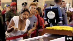 Los seguidores de Hugo Chávez visitando anoche la capilla ardiente del presidente venezolano instalada en la Academia Militar de Caracas.