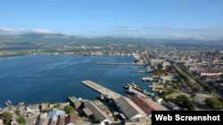 Vista del Puerto y Bahía de Santiago de Cuba.