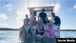 Las hermanas Mayelin Roca Enríquez y Marylin Roca Enríquez junto a su padre, el coronel del Minint Humberto Alfonso Roca Sánchez. 