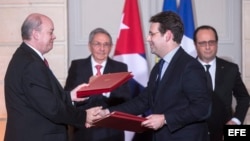 Raúl Castro (2i) y su homólogo francés François Hollande (d) junto al ministro para el Comercio Exterior y la Inversión Extranjera, Rodrigo Malmierca (i) y el ministro francés de Comercio Exterior,