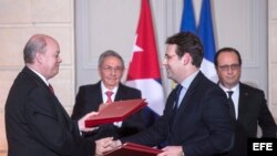 Raúl Castro (2i) y su homólogo francés François Hollande (d) junto al ministro para el Comercio Exterior y la Inversión Extranjera, Rodrigo Malmierca (i) y el ministro francés de Comercio Exterior.