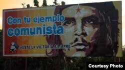 Un cartel en una calle de La Habana alude al "espíritu comunista" en el que se inspira el Gobierno cubano. 