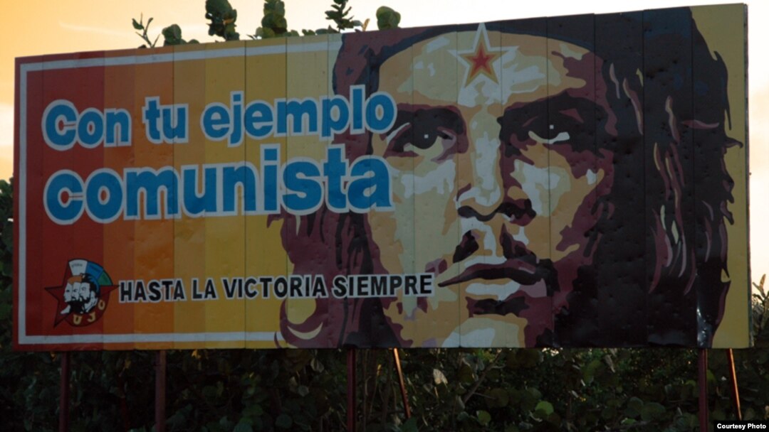 Un cartel en una calle de La Habana alude al "espíritu comunista" en el que se inspira el Gobierno cubano. 