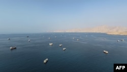 (ARCHIVO) Una vista aérea muestra barcos fondeados frente a la costa de Khasab, en la gobernación omaní de Musandam, cerca del estrecho de Ormuz, el 2 de octubre de 2026.