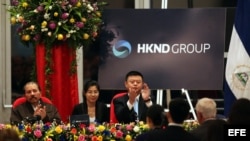 El presidente de Nicaragua, Daniel Ortega (i), y el presidente de la compañía china HK Nicaragua Canal Development Investment Co. Limited (HKND Group), Wang Jing (d).