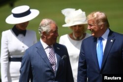 El presidente Trump y el principe Carlos de Inglatera pasan revista a la Guardia de Honor del Palacio de Buckingham .