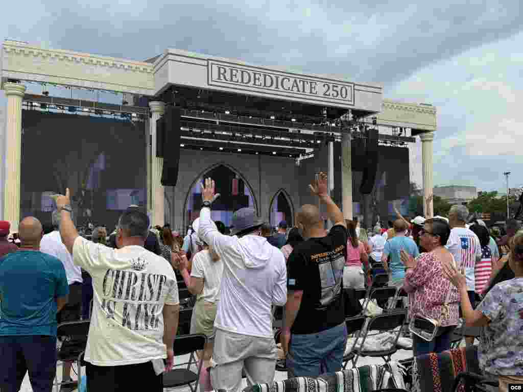 Estadounidenses se reúnen en el National Mall para la Rededicación del 250 Aniversario.