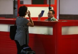 Un oficial de inmigración chequea el pasaporte de un ciudadano en el Aeropuerto Internacional José Martí de La Habana. (REUTERS/Stringer)