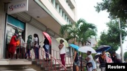 Cubanos hacen fila para cambiar dinero en una CADECA de La Habana. (REUTERS/Alexandre Meneghini/Archivo)
