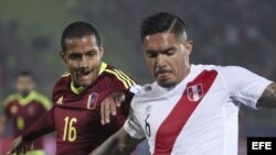 El centrocampista peruano Juan Vargas (d) y el defensa venezolano Roberto Rosales (i) durante el partido Perú-Venezuela.