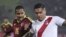 El centrocampista peruano Juan Vargas (d) y el defensa venezolano Roberto Rosales (i) durante el partido Perú-Venezuela.