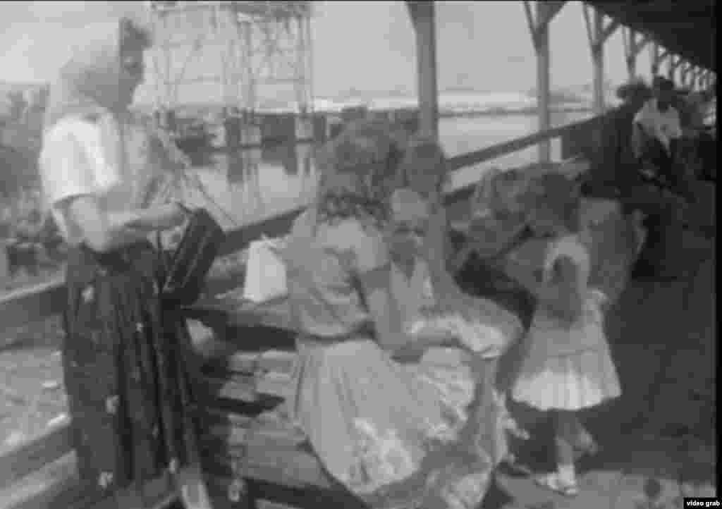 Una familia americana espera la partida hacia Cayo Hueso a bordo del ferry "City of Havana".