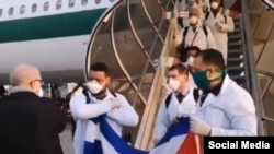 El grupo de médicos cubanos a su llegada a Italia (Foto tomada de un video en Twitter).