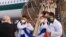 El grupo de médicos cubanos a su llegada a Italia (Foto tomada de un video en Twitter).