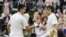 El tenista suizo Roger Federer (d) saluda al serbio Novak Djokovic (i) tras derrotarle en su partido de semifinales del Torneo de Wimbledon jugado el viernes 6 de julio de 2012.