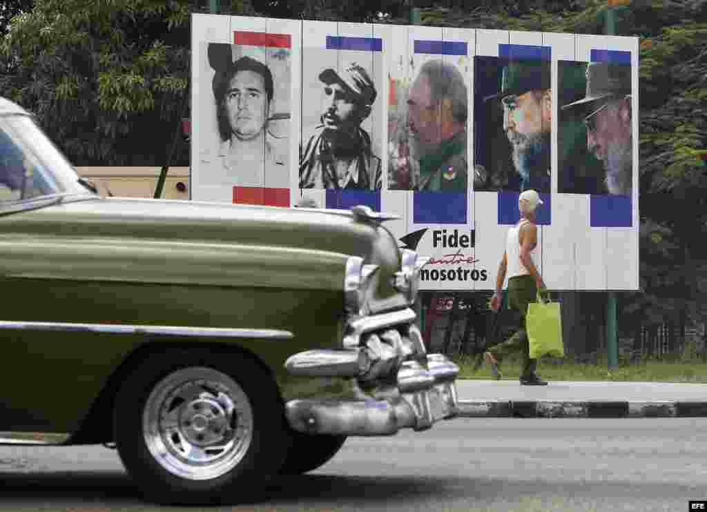 Un cartel alusivo al cumpleaños 90 de Fidel Castro.