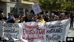 Cientos de personas denuncian el "horror" de refugiados y emigrantes.