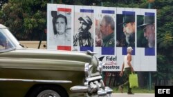 Un cartel alusivo al cumpleaños 90 de Fidel Castro.