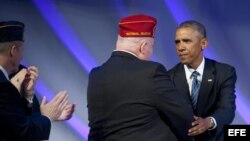 El presidente estadounidense, Barack Obama (d), saluda a un veterano durante la Convención Nacional de la Legión Americana en Charlotte, Carolina del Norte. 