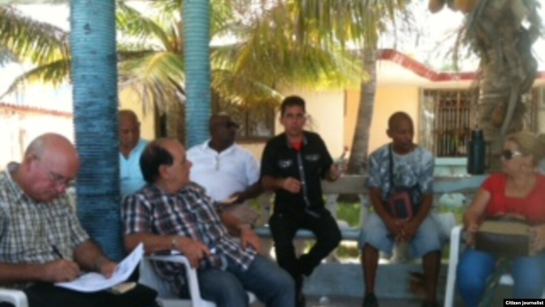  Ciudadanos cubanos que viven en Ecuador y buscan visado humanitario para ir a Estados Unidos, comunicaron hoy, lunes 27 de junio de 2016, que acudirán a la Organización de las Naciones Unidas para buscar apoyo y lograr su objetivo en Quito (Ecuador). 