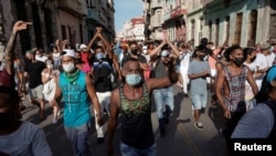 Manifestantes gritan consignas antigubernamentales durante la protesta del 11 de julio en La Habana. (REUTERS/Alexandre Meneghini).