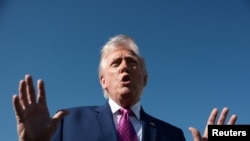 El presidente de los EEUU, Donald Trump, habla con los medios antes de abordar el Air Force One en la Base Conjunta Andrews. REUTERS/Evelyn Hockstein