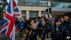Manifestantes frente al tribunal de Hong Kong donde es enjuiciado Jimmy Lai, el 18 de diciembre de 2023. (AP/Vernon Yuen).
