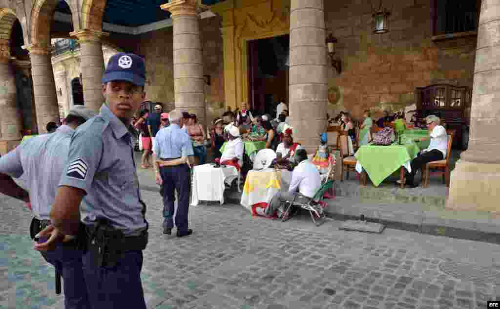 Dos policías custodian la Plaza de la Catedral, jueves 17 de marzo de 2016, en La Habana.