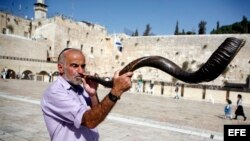 Un judio ultraortodoxo hace sonar un "Shofar" con el que se pide a Dios que se perdonen todos los pecados, delante del muro de las lamentaciones antes del comienzo de la festividad del Yom Kippur, ó "Día del Perdón". 