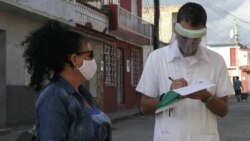 Estudiantes de Ciencias Médicas, encargados de las pesquisas en los barrios en cuarentena en Sancti Spíritus. (Captura de imagen/ Escambray)