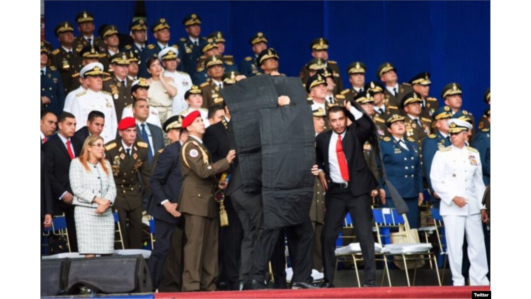 Fuerzas de seguridad protegen a Nicolás Maduro del supuesto atentado en su contra. (Captura de video/Twitter)