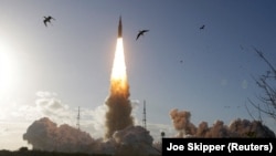 La cápsula tripulada Orion despega desde el Centro Espacial Kennedy en Cabo Cañaveral, Florida, EE. UU., el 1 de abril.