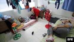 Un grupo de migrantes cubanos permanece en un albergue de la Pastoral Social Cáritas el 13 de enero de 2017, en Ciudad de Panamá, tras conocerse el fin de la política migratoria estadounidense "pies secos/pies mojados".