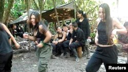 A la derecha, la guerrillera Tanja Nijmeijer baila en un campamento de las FARC.