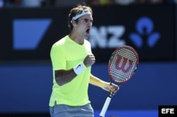 El tenista suizo Roger Federer celebra un tanto ante el italiano Simone Bolelli.