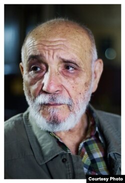 El escritor cubano, Rafael Alcides, captado por el lente del fotógrafo Claudio Fuentes.