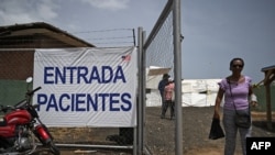 Emilia Reyes sale del hospital de campaña de la organización estadounidense Samaritan's Purse en La Guaira, Venezuela, el 10 de julio de 2026, tras los dos terremotos ocurridos el 24 de junio.