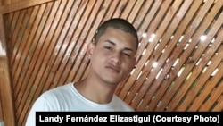 Lester Fernández Elizástegui, hermano de Luis Robles, tras ser excarcelado luego de 20 meses de arresto preventivo en La Habana.
