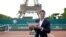 El tenista español Rafael Nadal posó para las fotos con el trofeo del Abierto de Francia cerca de la torre Eiffel de París, Francia, el jueves 22 de mayo de 2014.
