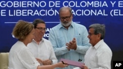 La representante del gobierno colombiano, Vera Grabe (izquierda), y el comandante del ELN, Pablo Beltrán, intercambian su acuerdo de extensión del cese del fuego firmado en La Habana, Cuba, el 6 de febrero de 2024. AP/Ramon Espinosa, Archivo