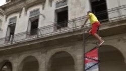 Desde su bicicleta de 20 pies de altura un cubano busca el Guinness