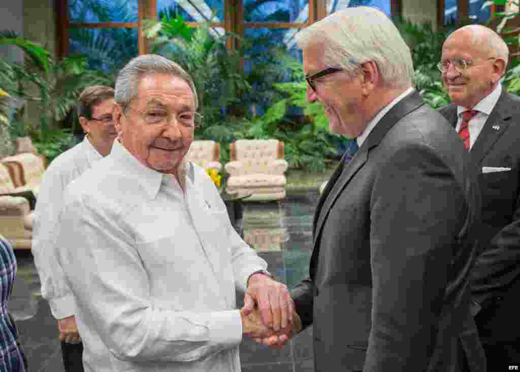 Raúl Castro (i) recibe al ministro alemán de Exteriores, Frank-Walter Steinmeier (d), en La Habana (16 de julio, 2015).
