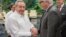  Raúl Castro (i), recibe al ministro alemán de Exteriores, Frank-Walter Steinmeier (d), en La Habana (Cuba) hoy, jueves 16 de julio de 2015.