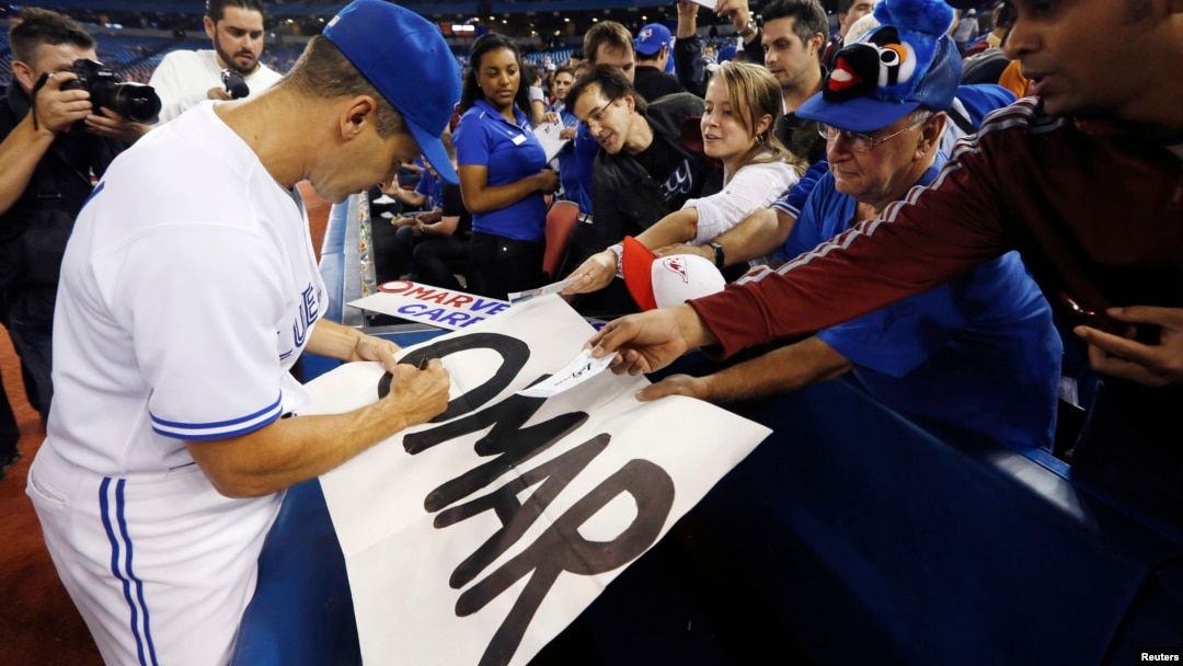 Omar Vizquel firma autógrafos tras finalizar el partido con los Mellizos de Minnesota en octubre de 2012. 